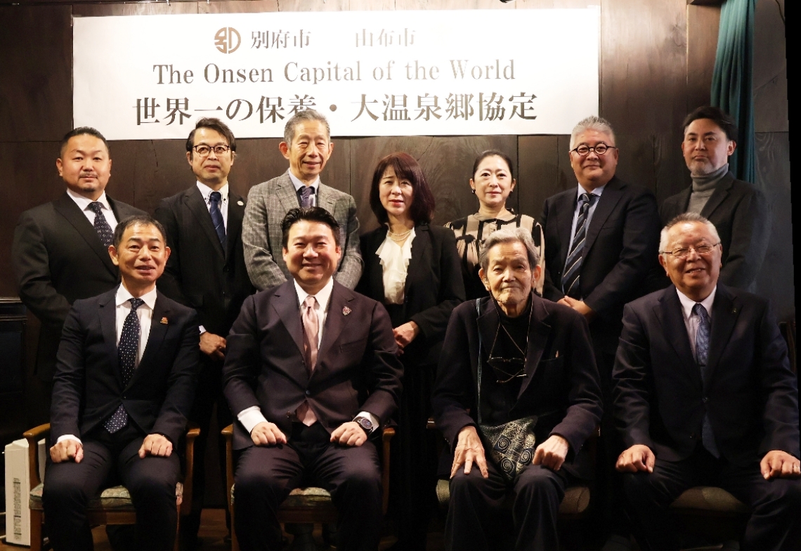 「世界一の保養・大温泉郷協定」を締結した相馬尊重市長（前列右端）と長野恭紘市長（同左から２人目）ら