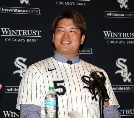 ホワイトソックスの入団記者会見で笑顔を見せる村上宗隆内野手＝２２日、シカゴ（共同）