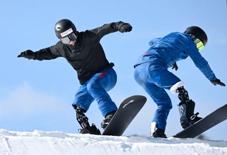 雪上で練習する小須田潤太（左）と小栗大地＝静岡県裾野市