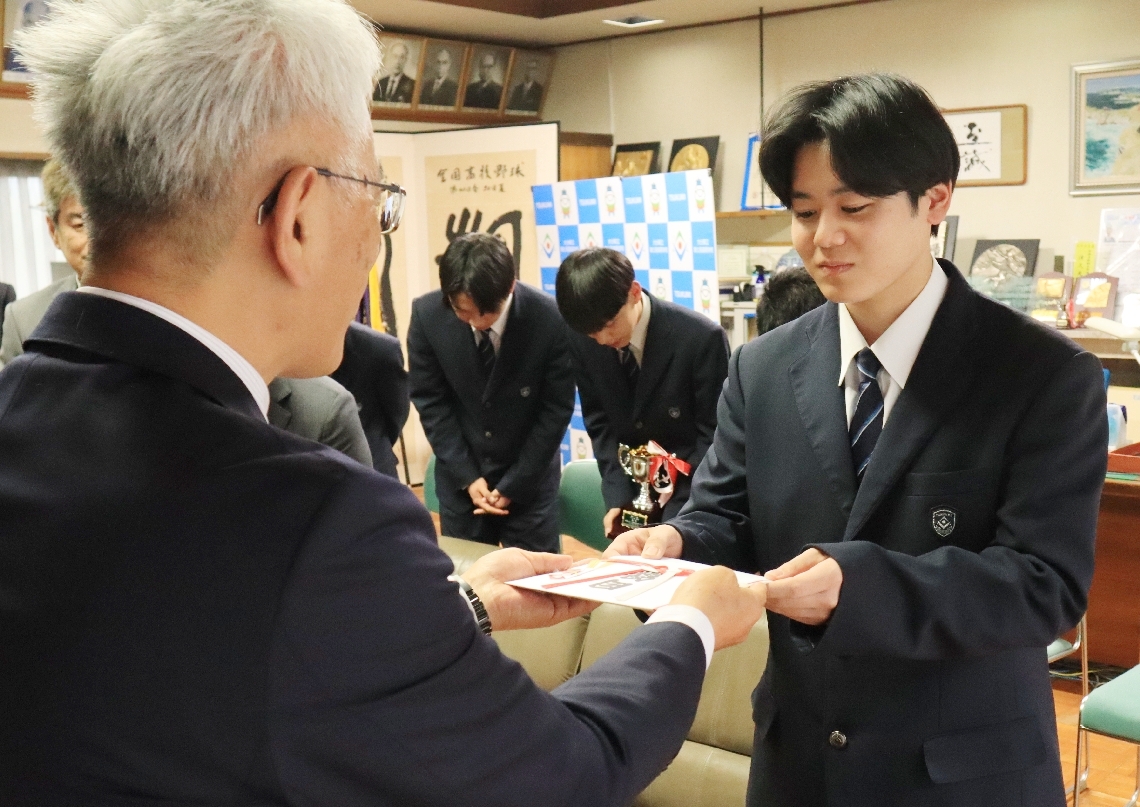 津久見市工業連合会から支援金を受け取る工業部員