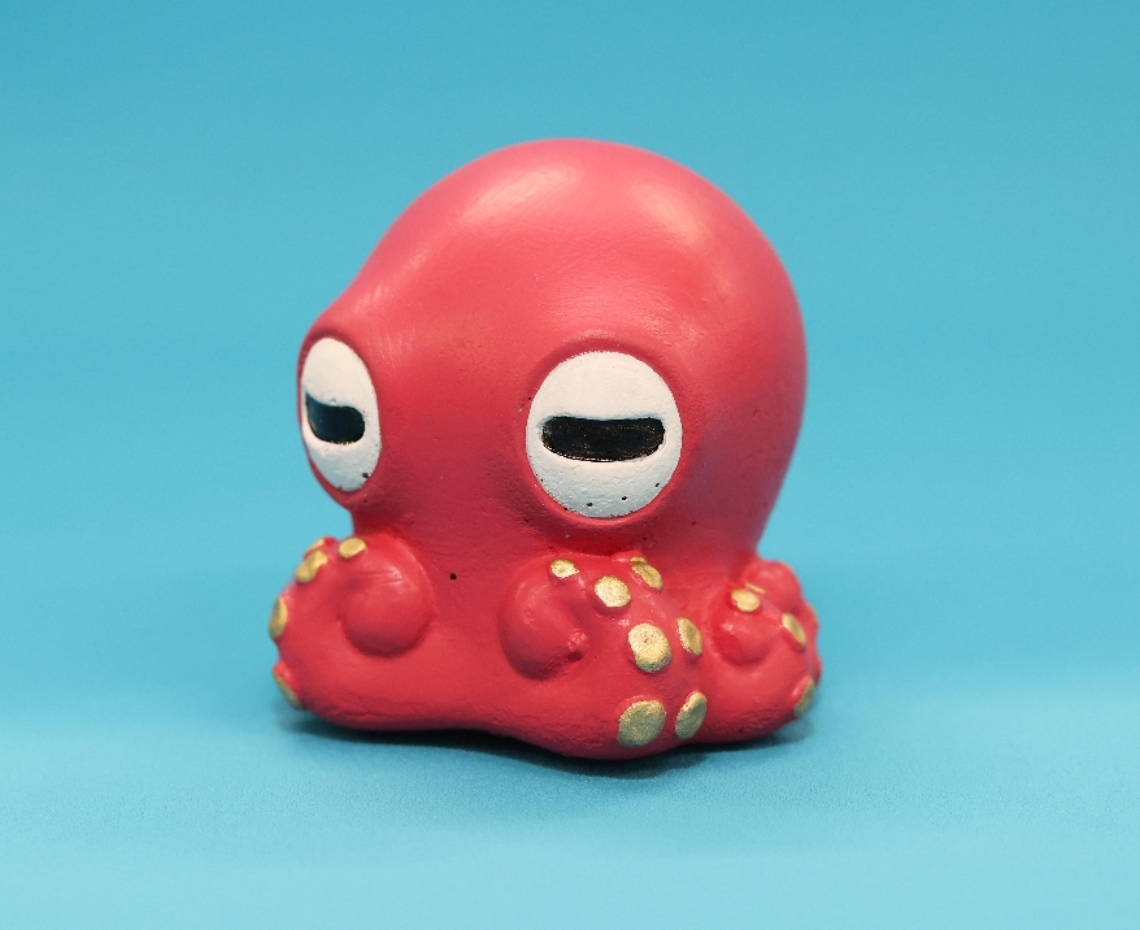 元日に販売するタコの置物