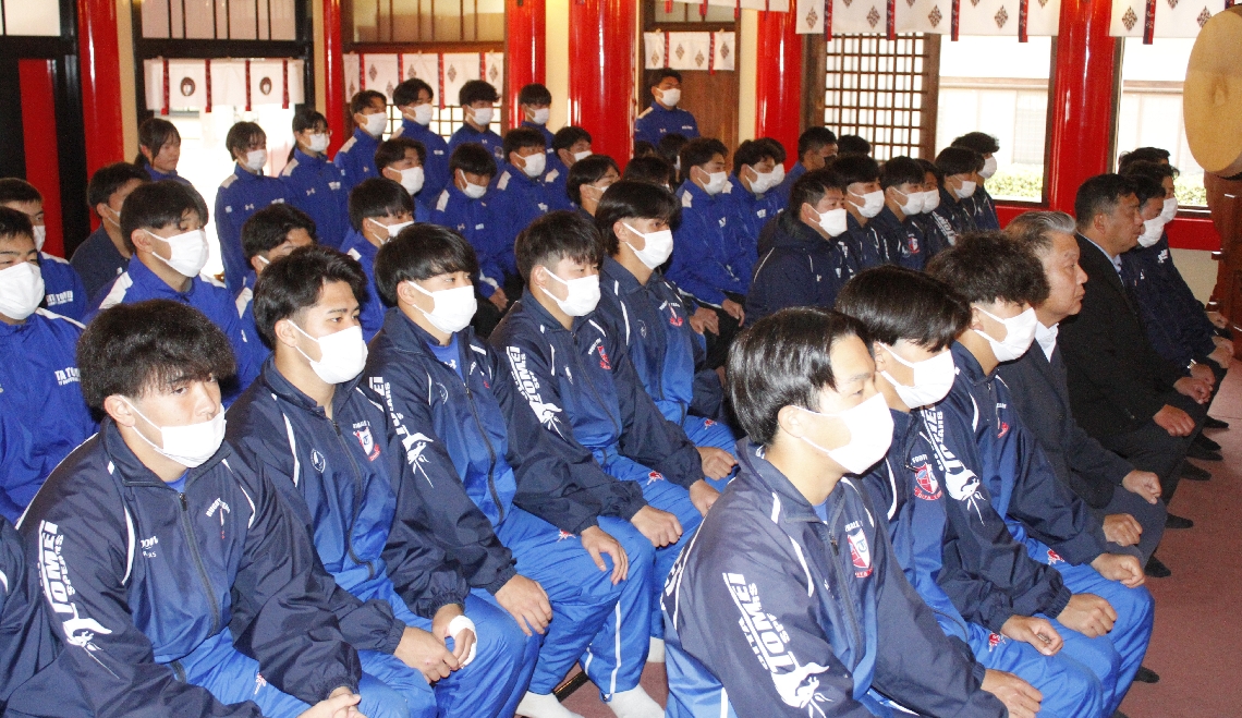 必勝祈願に臨む東明の選手たち