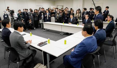 自民、日本維新の会、立憲民主、公明４党が開いた「給付付き税額控除」に関する実務者協議＝２４日午後、国会