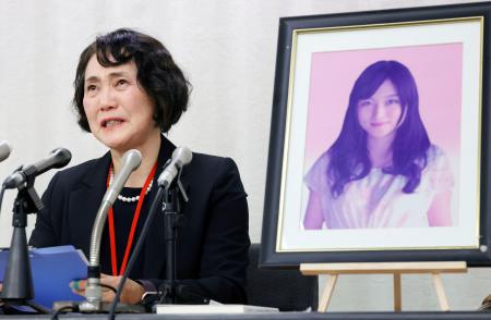高橋まつりさんの遺影とともに記者会見する母の幸美さん＝２４日午後、東京都内
