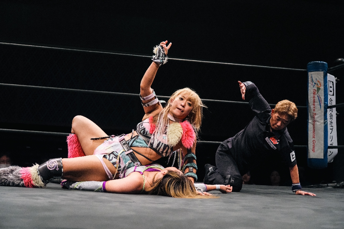 大技を決めてフォールに入り、勝利を確信したＳＡＫＩ＝２３日、大分市（ＢＥＳ提供）