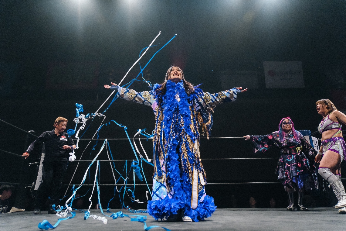 美しいガウンで入場し、観客にアピールする桜井＝ＢＥＳ提供