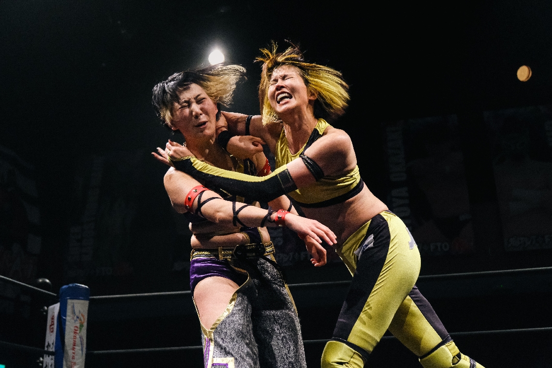 紫雷の首筋にエルボーをさく裂させた井上＝ＢＥＳ提供