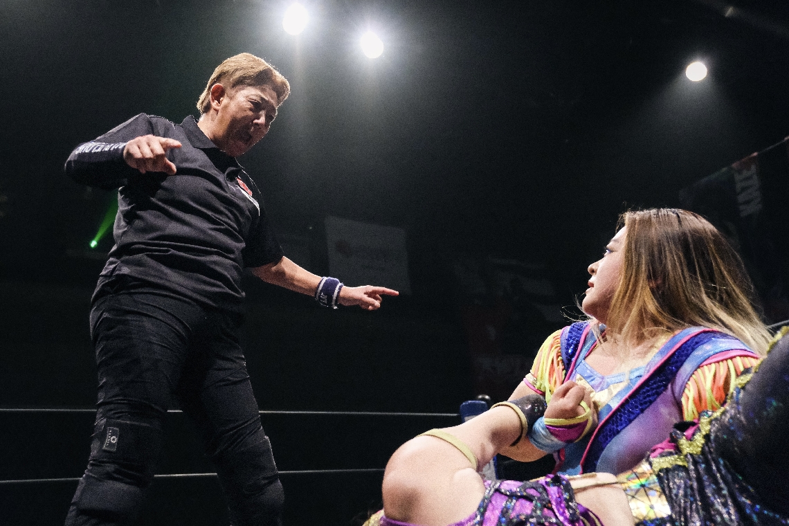 反則をしていないか厳格なレフェリングをするＴＯＭＭＹ（左）＝ＢＥＳ提供