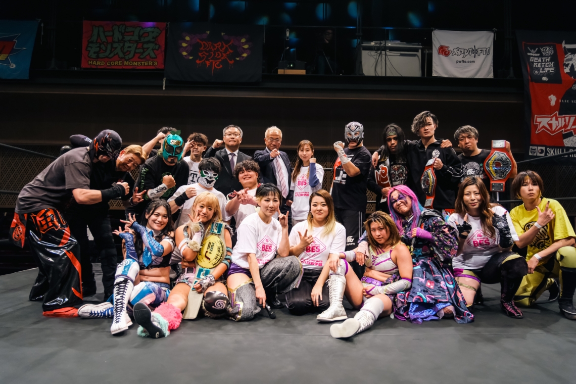最前列の８人は参戦した女子プロレスラーたち＝ＢＥＳ提供
