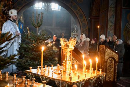 ２４日、ウクライナの首都キーウにある聖ミハイル黄金ドーム修道院で執り行われた礼拝（共同）