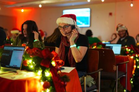 サンタクロースを追跡するコロラド州のＮＯＲＡＤ「作戦センター」＝２４日、コロラドスプリングズ（ＡＰ＝共同）