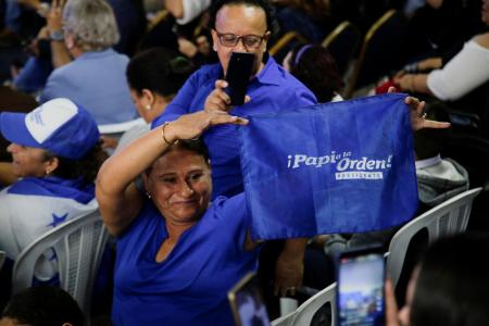 ホンジュラス大統領選でアスフラ氏の「勝利」を喜ぶ支援者ら＝２４日、テグシガルパ（ロイター＝共同）