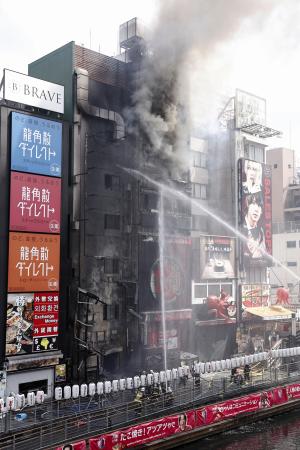 大阪・道頓堀のビル火災現場＝８月