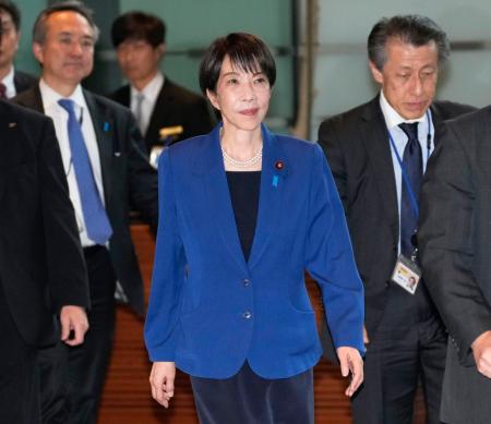 政府与党政策懇談会に向かう高市首相（中央）＝２５日午後、首相官邸