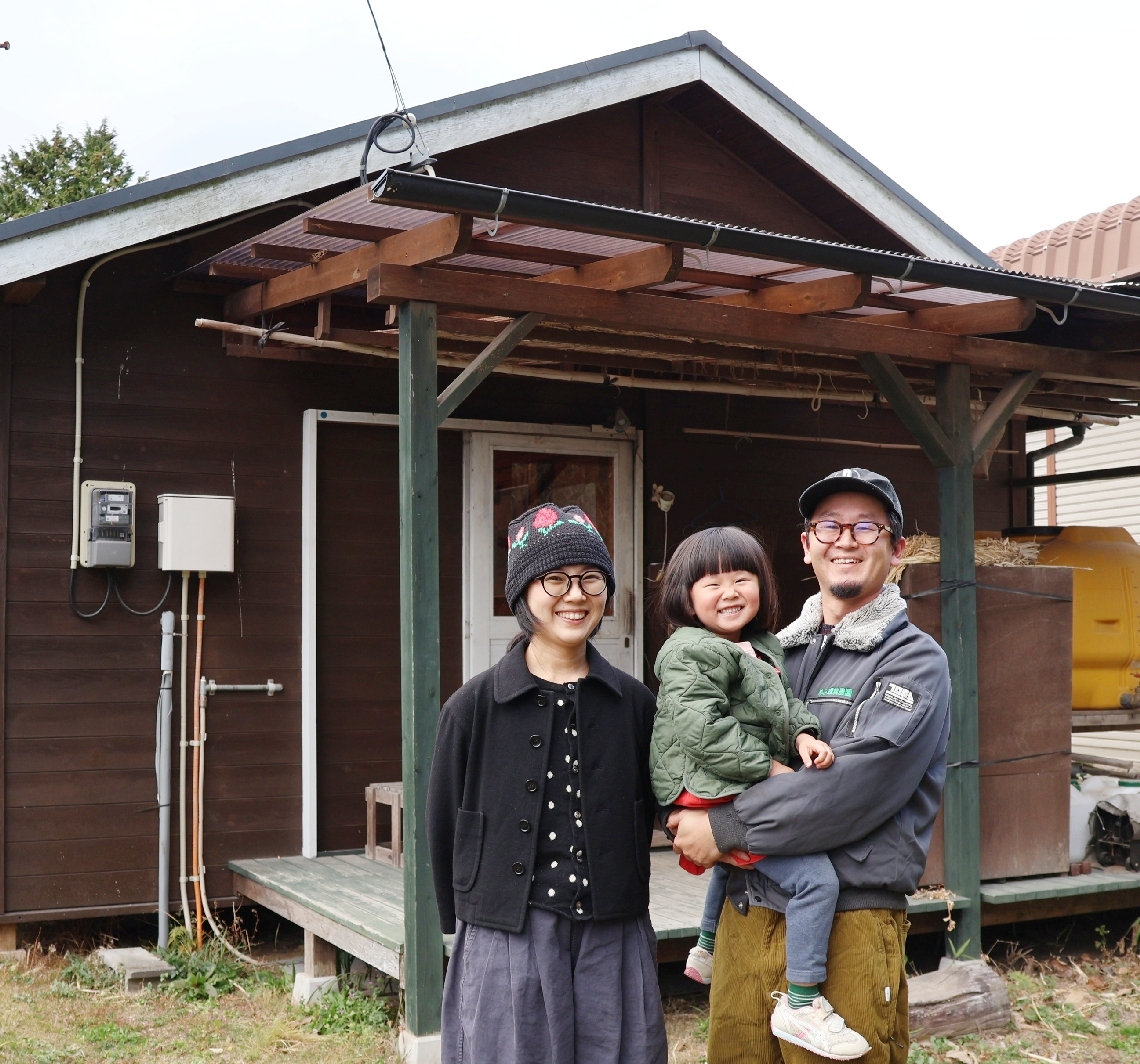 由布市庄内町のログハウスを活用し「お米の学校」を開きたいと語る山口賢三さん一家＝由布市庄内町西