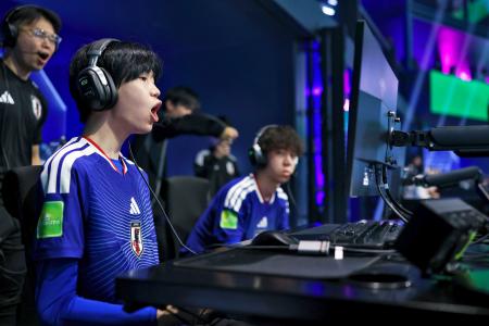 「ｅＦｏｏｔｂａｌｌ」のＷ杯でプレーするｅ日本代表の選手たち＝１１日、リヤド（（Ｃ）ＦＩＦＡ）