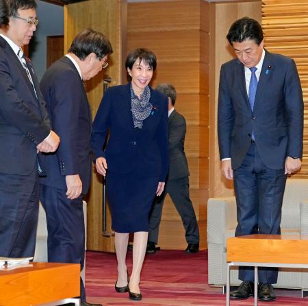 閣議に臨む高市首相（左から３人目）＝２６日午前、首相官邸