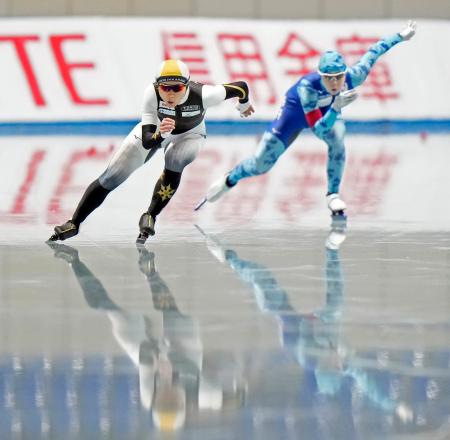女子５００メートル　滑走する高木美帆（左）と吉田雪乃＝長野市エムウェーブ