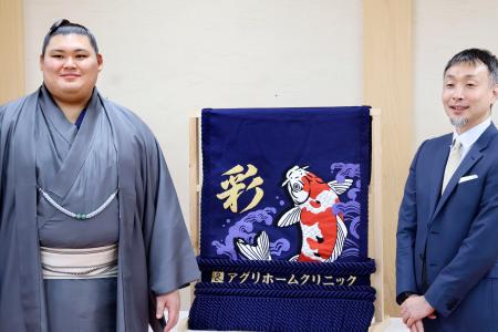 化粧まわしを贈呈された大の里。右は医療法人「ＡＧＲＩＥ」の伊藤俊一郎理事長＝２６日、茨城県阿見町の二所ノ関部屋
