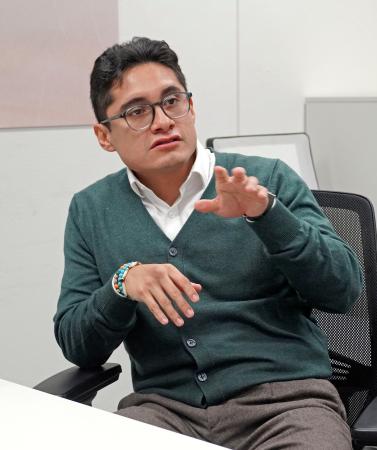 取材に答えるミラノ・コルティナ冬季五輪組織委のサッフィオティ氏＝イタリア・ミラノ（共同）