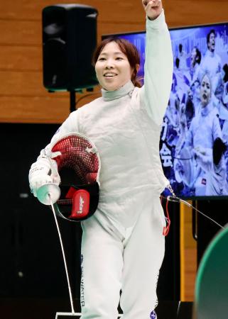 女子フルーレを制し喜ぶ上野優佳＝東京都港区ＳＣ