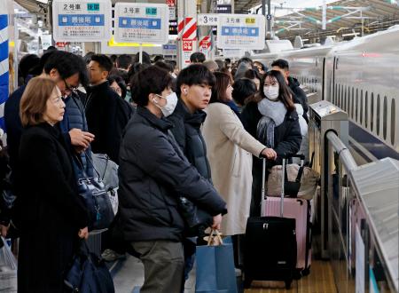 年末年始の帰省客などで混雑するＪＲ東京駅の新幹線ホーム＝２７日午前