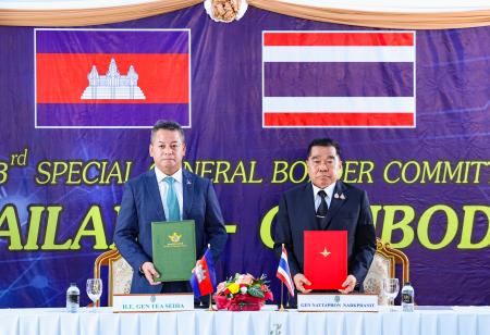 タイ東部の国境検問所で会談したタイのナタポン国防相（右）とカンボジアのティア・セイハ国防相＝２７日（カンボジア政府提供・共同）