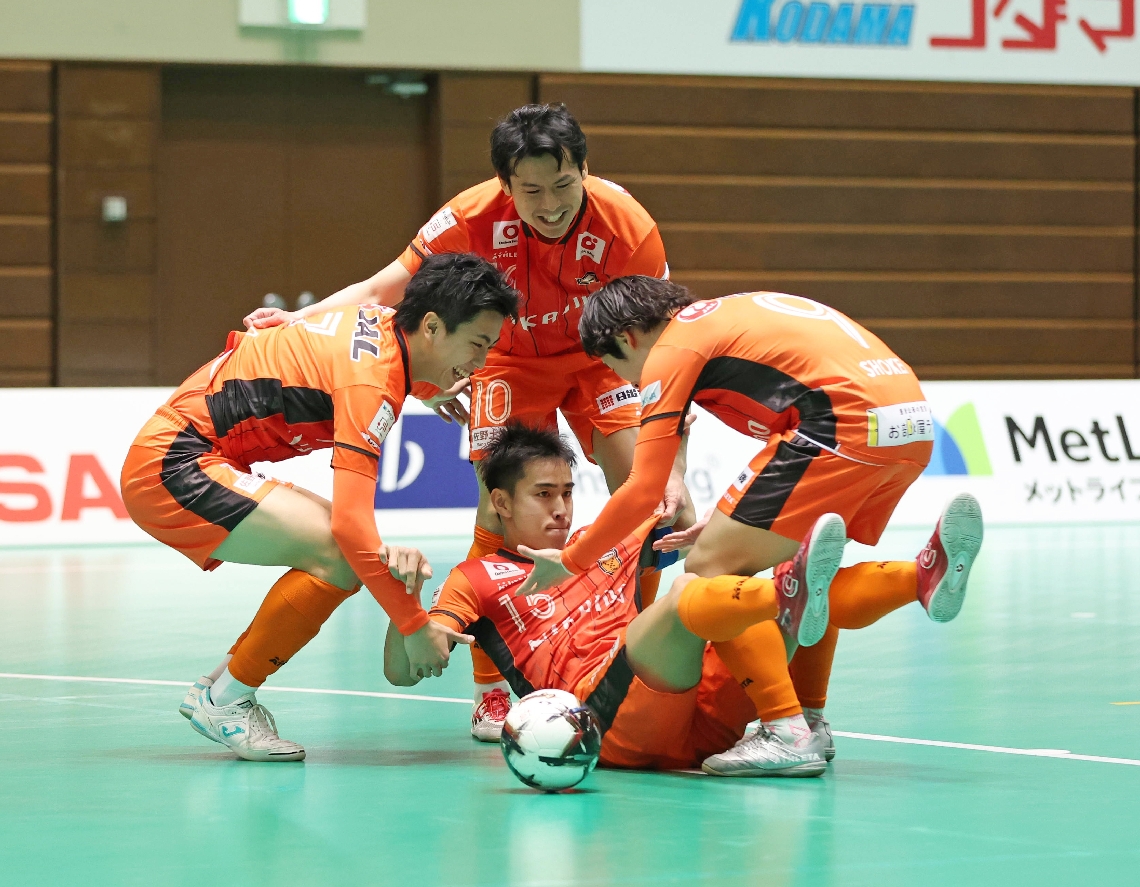 【大分―大阪】前半１５分、先制点を決めて喜ぶ大分の吉田（下）ら