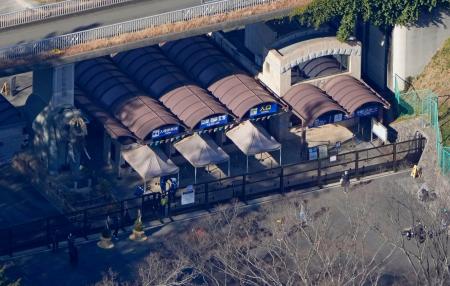 ヨーロッパオオカミが脱走し、閉ざされた多摩動物公園の正門＝２８日午後０時２２分、東京都日野市（共同通信社ヘリから）