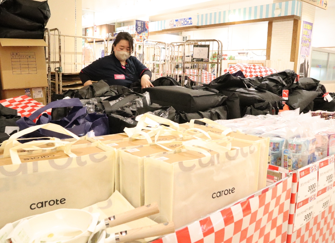 初売りに向けて福袋の準備をするスタッフ＝別府市の「ゆめタウン別府」