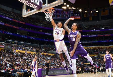 キングズ戦でダンクシュートを決めるレーカーズの八村（２８）＝ロサンゼルス（ＮＢＡＥ・ゲッティ＝共同）