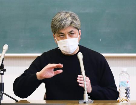 スキー場のエスカレーターで男児の死亡事故が発生し、報道対応する運営会社の玉川謙介総支配人＝２９日午後、北海道小樽市