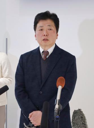 佐賀県の山口祥義知事との会談後、取材に応じる国交省の水嶋智事務次官＝２９日午後、佐賀空港