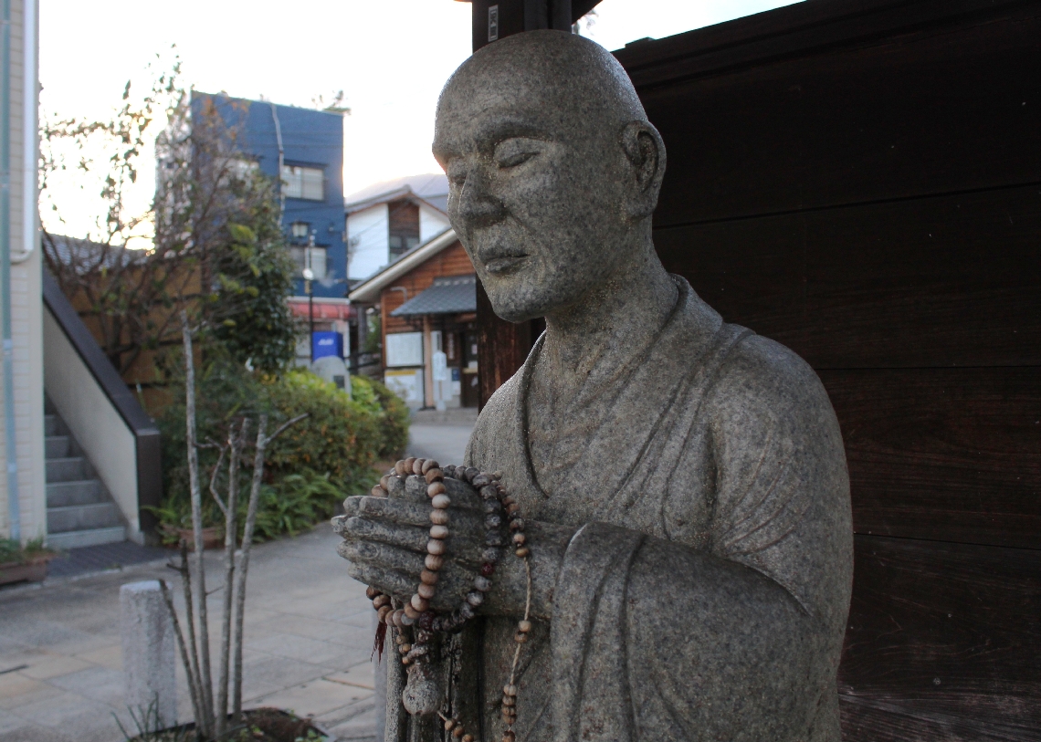 鉄輪温泉を開いたとされる一遍上人。地区の中心地には「湯かけ上人像」が設置されている