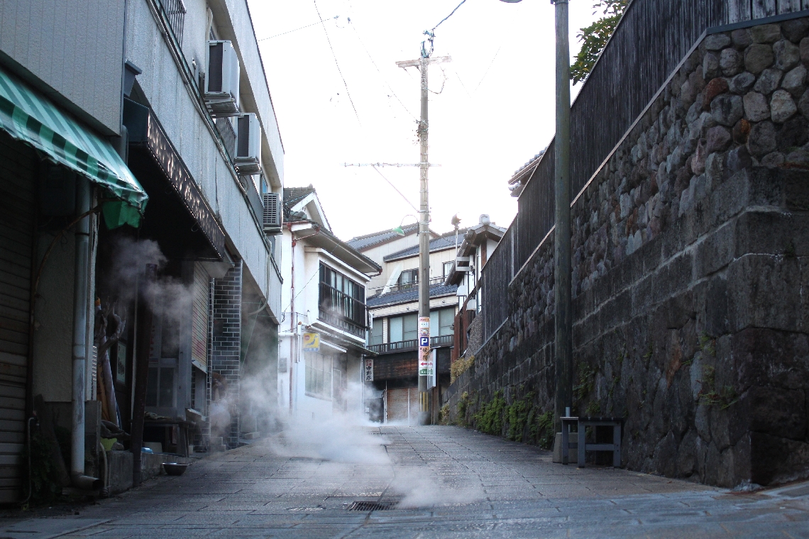 鉄輪の街では石畳の道から湯煙が立ち上る「湯治場風情」を感じられる