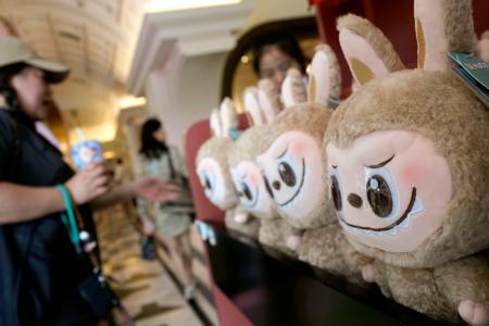 店頭に並ぶ「ラブブ」のぬいぐるみ＝５月、北京（共同）