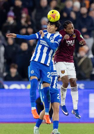 ウェストハム戦の後半、ヘディングで競り合うブライトンの三笘（左）＝ロンドン（共同）