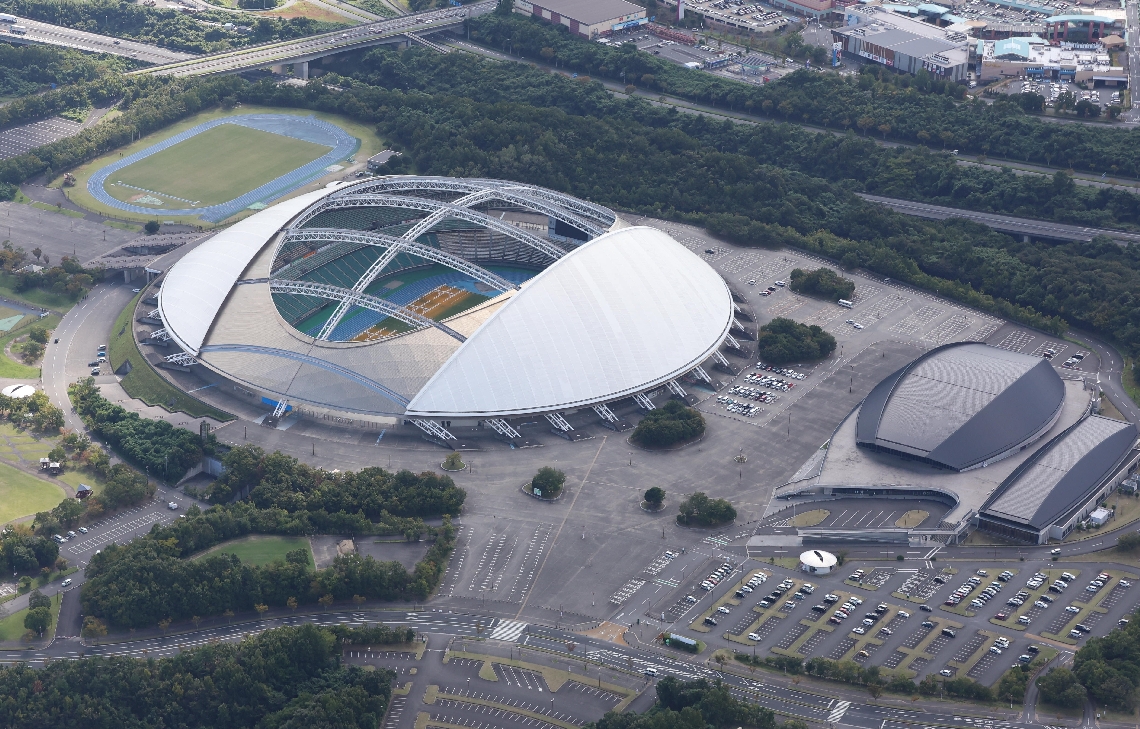 ＩＭＧアカデミー幹部が視察する大分スポーツ公園＝２０２５年１０月、大分市