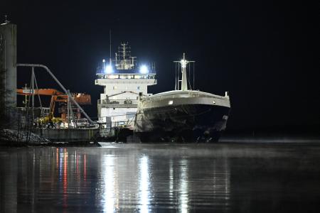 フィンランドの港に停泊する拿捕された船＝１２月３１日（ロイター＝共同）