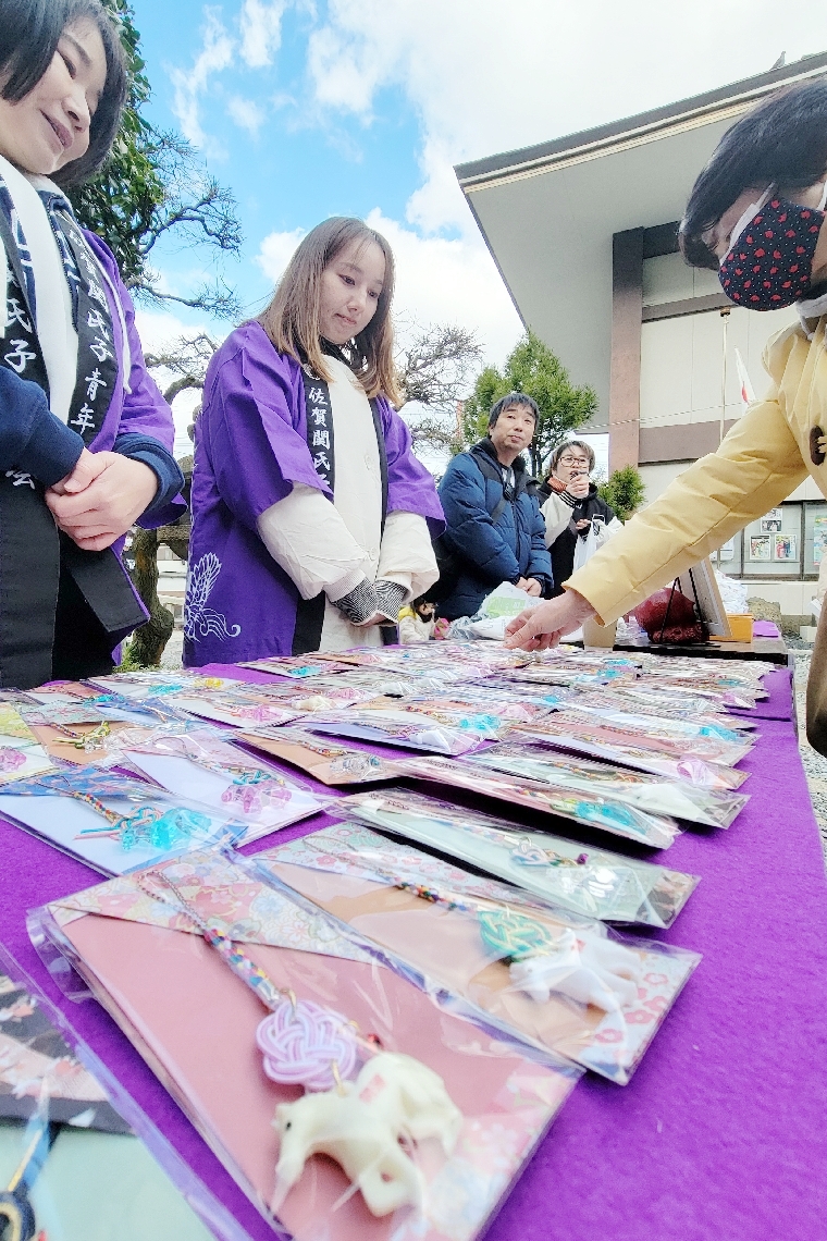 被災地の支援のために販売した水引ストラップ＝大分市佐賀関の早吸日女神社
