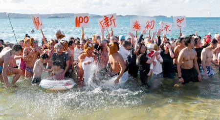 和歌山県田辺市の扇ケ浜海水浴場で開催された１００回目となる新春初泳ぎ＝２日午前