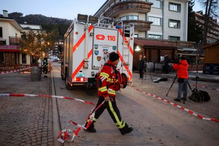 火災現場近くに張られた規制線＝２日、クランモンタナ（ロイター＝共同）