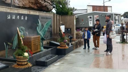 石川県七尾市の和倉温泉を家族と観光する飯島進介さん（右）＝２日午後