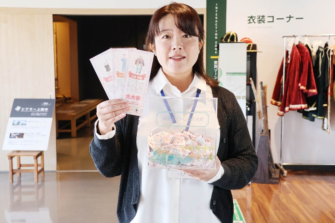 「新春大友みくじ」を引きに来てほしいと呼びかける大分市教委の職員＝大分市顕徳町の南蛮ＢＶＮＧＯ交流館