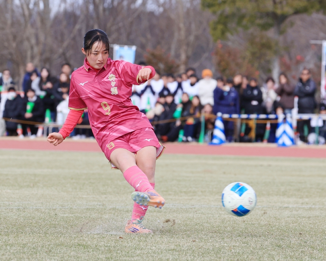 【３回戦・柳ケ浦―作陽学園】ＰＫ戦の８人目でゴールを決める柳ケ浦のＭＦ中溝＝三木総合防災公園陸上競技場