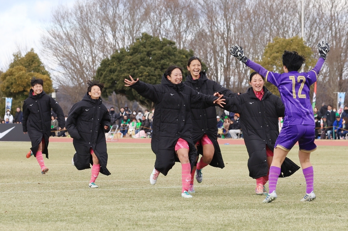 【３回戦・柳ケ浦―作陽学園】ＰＫ戦を制し、喜ぶ柳ケ浦の選手たち