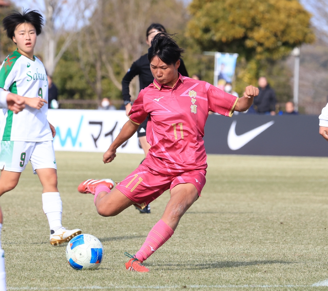 【３回戦・柳ケ浦―作陽学園】後半、シュートを放つ柳ケ浦のＦＷ松田