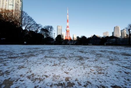 うっすらと雪が残る東京タワー近くの公園＝３日朝、東京都港区
