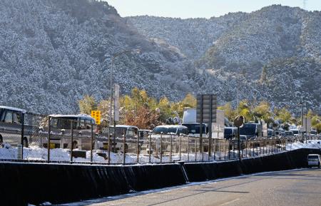 雪の影響で渋滞する山陽自動車道の岩国ＩＣ付近＝３日午前１０時２３分、山口県岩国市