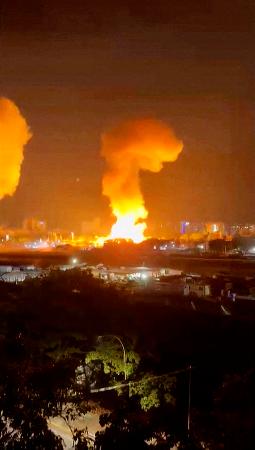 ３日、ベネズエラの首都カラカスで、爆発により立ち上る炎と煙（ロイター＝共同）